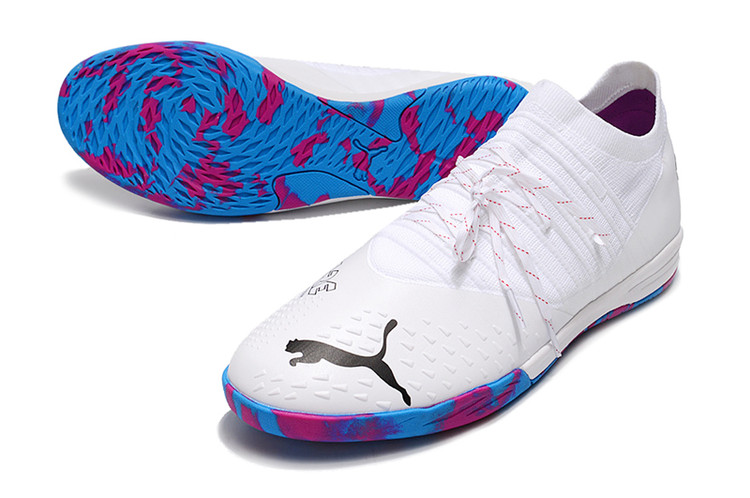 کفش فوتسال پوما فیوچر اصل مخصوص سالن با طراحی حرفهای و رنگ سفید کف چریکی